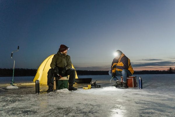 Quels sont les meilleurs endroits pour une expérience de pêche sur glace en Finlande ?